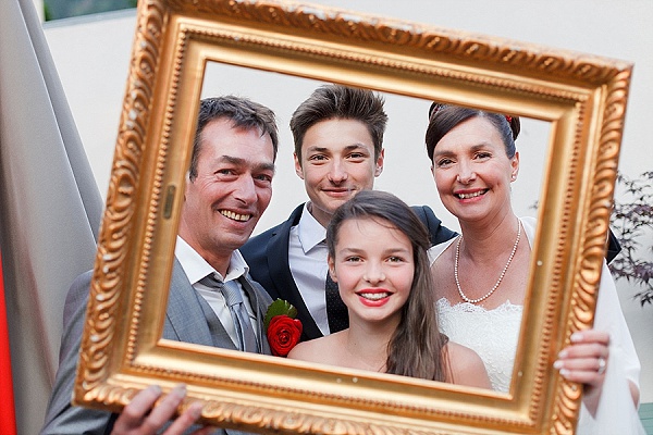 Funny-wedding-photo-booth-with-picture-frame6